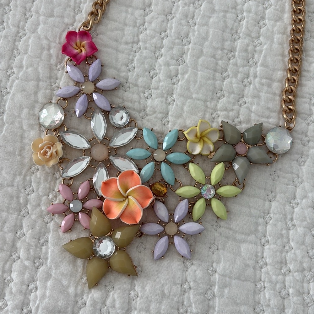 Floral necklace costume jewelry resin & plastic flowers & stones gold tone chain - Picture 3 of 6